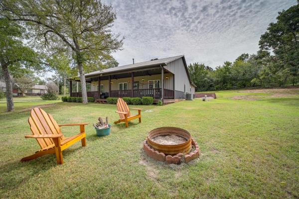Na fotografii je vidět objekt Cozy Checotah Retreat with Deck Near Eufaula Lake nacházející se ve městě Checotah.