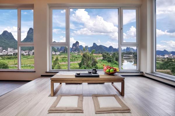 The photo shows the Guilin Yangshuo Waterhouse River View Villa located in the city of Yangshuo.