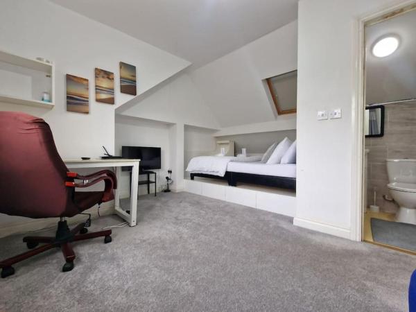 A la foto es mostra l'objecte Nice Living Serviced Accommodations 9 (King-Size Studio Flat + Kitchen) situat a la ciutat de Coventry.