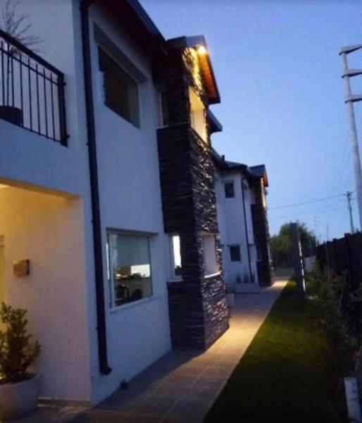 Auf dem Foto ist das Objekt Del Sol Apart Hotel in der Stadt Sarmiento zu sehen.