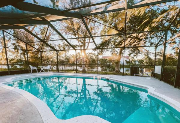 På bildet vises objektet Waterfront Home with Pool Minutes to Sanibel som ligger i byen Iona.
