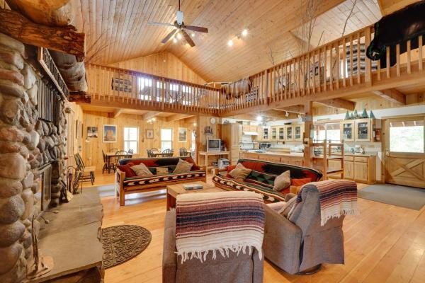 På billedet ses objektet Pet-Friendly House with Deck Near Crater Lake! beliggende i byen Fort Klamath.