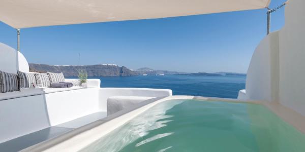 Na foto é possível ver o objeto Thirea Suites localizado na cidade de Oia.