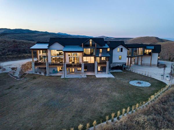 The photo shows the Skybridge Bear Lake Sleeps 61-75 with condo add-on located in the city of Glendale.