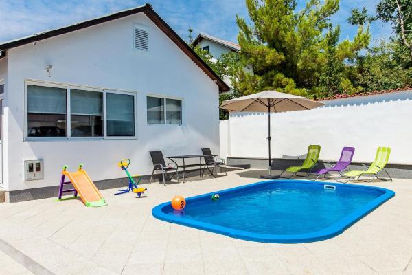 Na fotografii je vidět objekt House Ivana Tribunj nacházející se ve městě Tribunj.