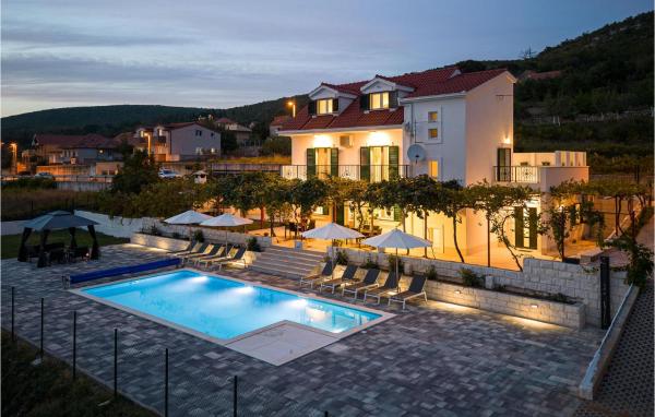 Na foto é possível ver o objeto Awesome Home In Dicmo Prisoje localizado na cidade de Krušvar.