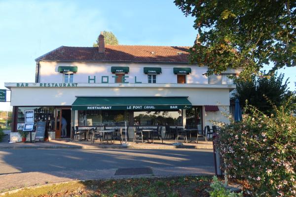 A la foto es mostra l'objecte Auberge du pont canal situat a la ciutat de Briare.