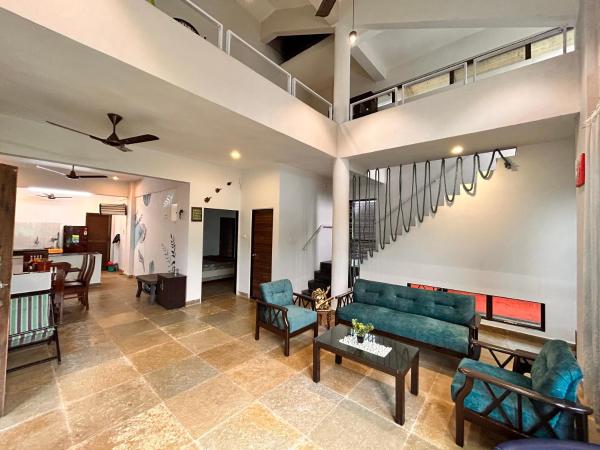 Na fotografii je vidět objekt NzoStay Casa Cobble Luxury Villa Alibaug nacházející se ve městě Zirad.