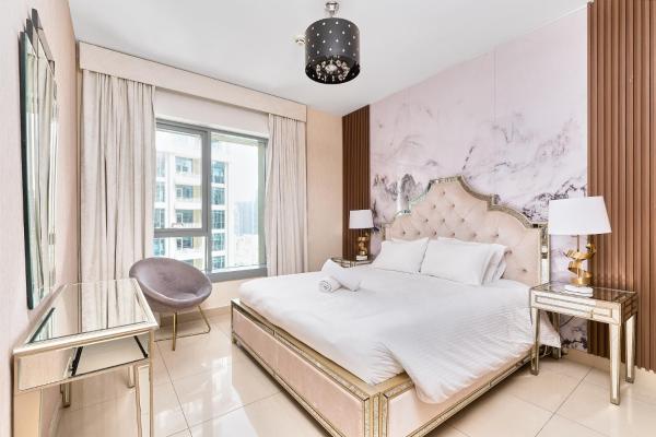 Na fotografii je vidět objekt Bellavista Apartments Holiday Homes LLC - Striking - 1BR with Extra Twin Room - 29 boulevard - Partial Fountain View nacházející se ve městě Dubaj.