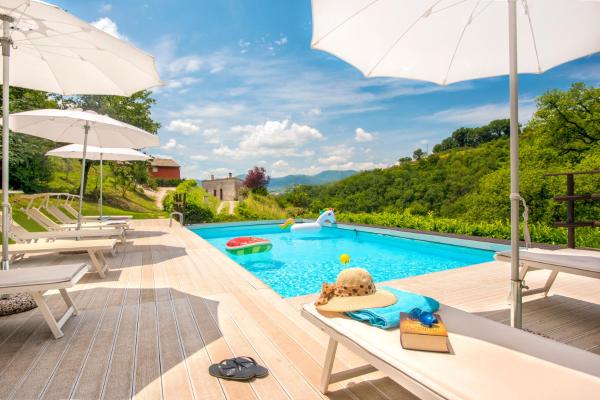 写真にはファブリアーノ市にあるBorgo Canapegna -