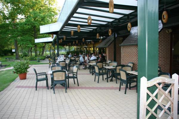 Na zdjęciu widoczny jest obiekt Hotel De Watermolen położony w mieście Bocholt.