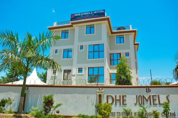 A la foto es mostra l'objecte DHE Jomels Hotel situat a la ciutat de Sega.