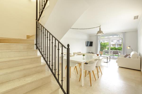 Kuvassa näkyy kohde Spacious 2 Bed Duplex in Aloha Gardens close to Puerto Banus, joka sijaitsee kaupungissa Marbella.