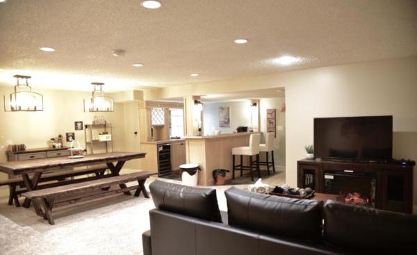 写真にはカルガリー市にあるOFF CAMPUS UC Roomが写っています。
