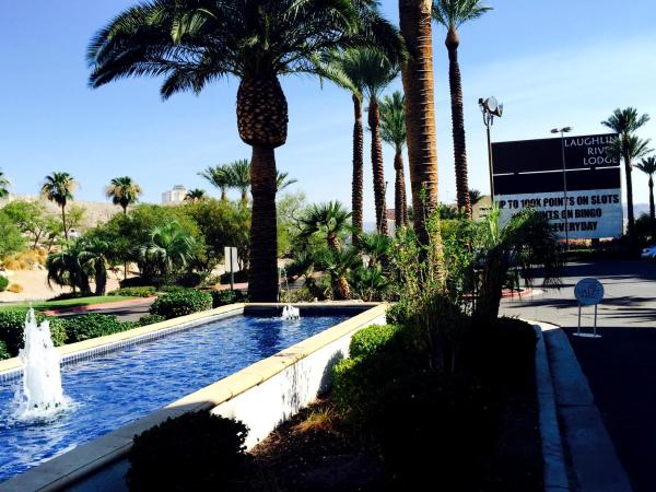 写真にはラフリン市にあるLaughlin River Lodgeが写っています。