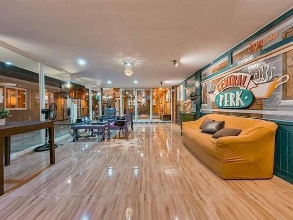 写真にはバコロド市にあるCentral Perk inspired pool villaが写っています。