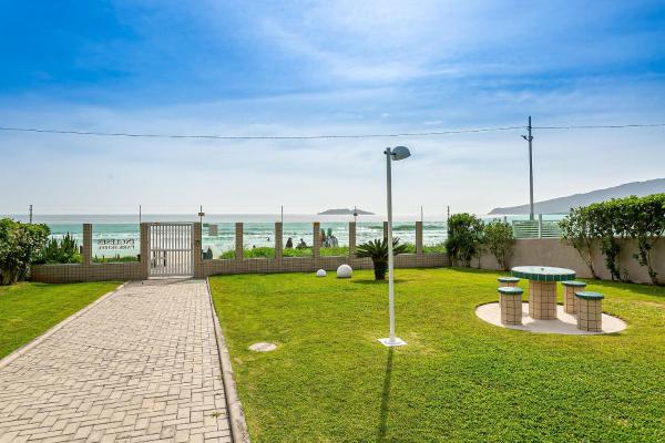 På billedet ses objektet Apto em condomínio pé na areia, c/ piscina MHR308 beliggende i byen Florianópolis.