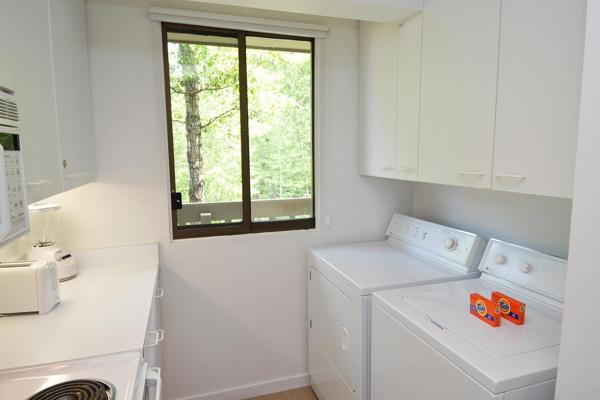 Billede 4: Riverview Unit 8, All the Essentials Riverside Condo with Access to Pool & Hot Tub