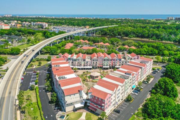 A la foto es mostra l'objecte Cozy Queen Suite in European Village with Balcony view near beaches situat a la ciutat de Bon Terra.