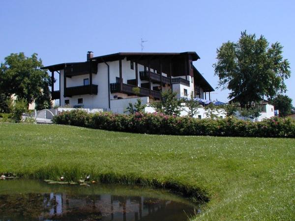 Op de foto is het object Kurhotel Würdinger Hof te zien, gelegen in de stad Würding.
