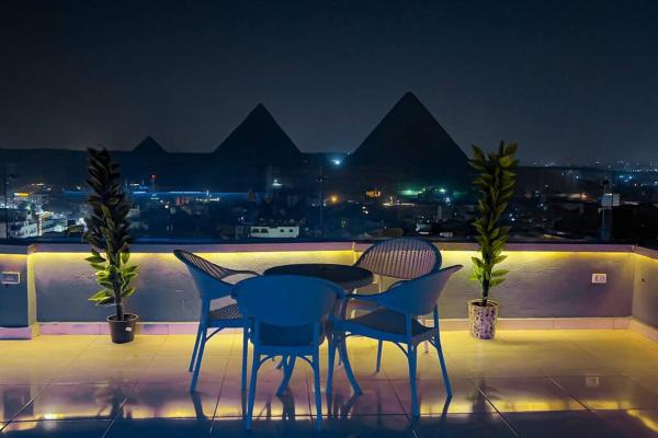 Nella foto è visibile l'oggetto Modern 3BR Full pyramids view Apartment & Free Roof Acsess situato nella città di Il Cairo.