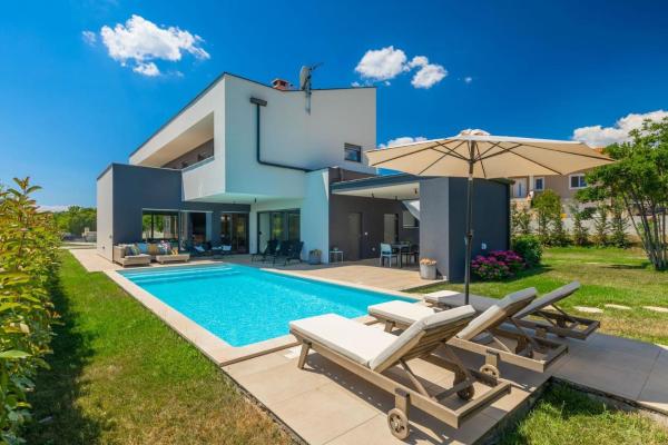 Na fotografii je vidět objekt Luxury villa Hedone with pool in Rakalj nacházející se ve městě Krasa.