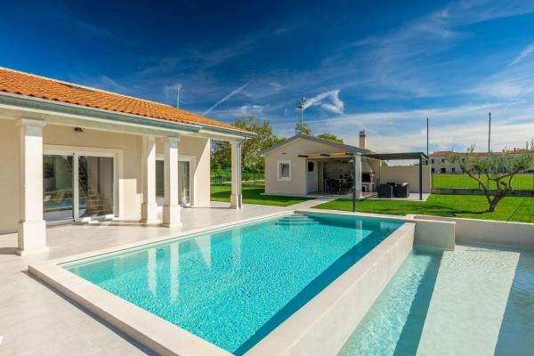 A la foto es mostra l'objecte Villa Civitan with infinity pool in Novigrad situat a la ciutat de Brtonigla.