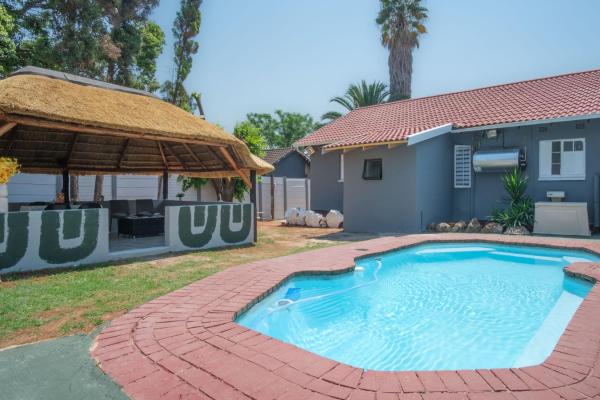 A la foto es mostra l'objecte Home Life Guesthouse situat a la ciutat de Midrand.