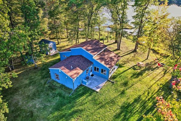 A la foto es mostra l'objecte The Hideaway at Point Lake situat a la ciutat de Webb Lake.