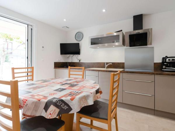A la foto es mostra l'objecte Appartement T3 climatisé, rénové avec goût, à 150m de la plage, avec terrasse et équipements complets - FR-1-409-204 situat a la ciutat de Fleury.