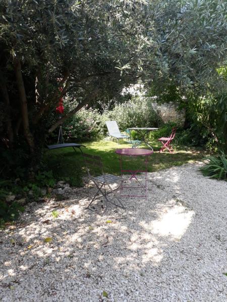 La photo montre l'objet La maison du jardin situé dans la ville de Rustrel.