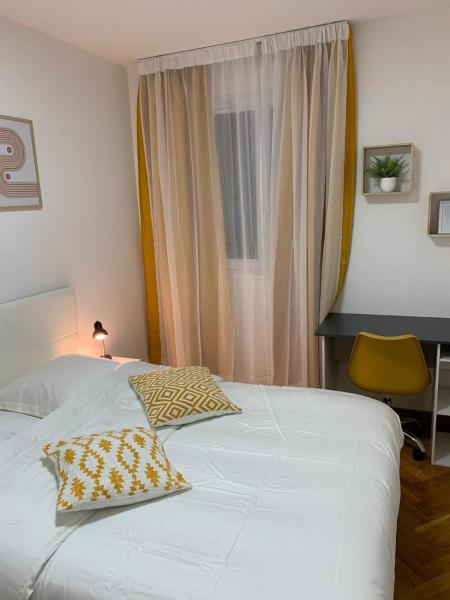 Nella foto è visibile l'oggetto Chambre Privée Face arrêt de Tram proche métro 5 Pablo Picasso, Chambres individuelles , La cuisine , le WC et la salle de bain sont en commun situato nella città di Bobigny.