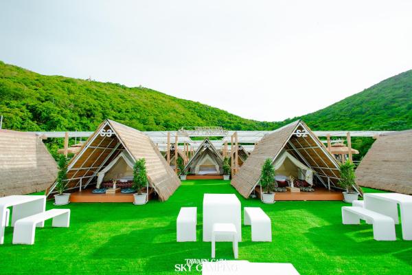 A la foto es mostra l'objecte Tawaen Caza Sky Camping situat a la ciutat de Ko Larn.