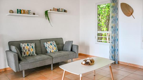På billedet ses objektet Charmant appartement aux abymes beliggende i byen Les Abymes.