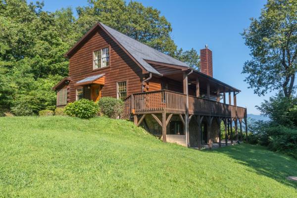 A la foto es mostra l'objecte Christmas Tree Cabin Secluded Asheville Area Log Cabin with a View! situat a la ciutat de Old Fort.