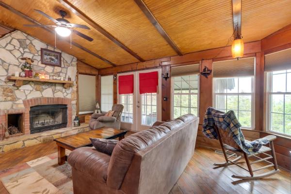 A la foto es mostra l'objecte Mountaintop Ellijay Cabin w/ Private Hot Tub situat a la ciutat de Crandall.