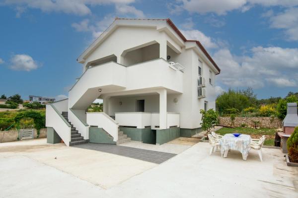 A la foto es mostra l'objecte Apartments Cupic situat a la ciutat de Vir.