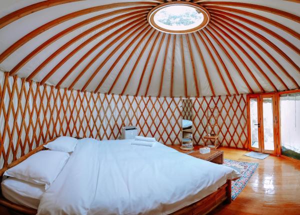 写真にはコロン市にあるNomad Yurtsが写っています。