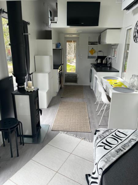En la foto se muestra el objeto Luxus Tiny House Saagala ubicado en la ciudad de Kukkola.