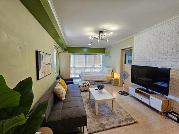 South of Market near High Street BGC Classy & Stylish Studio, central location with city view, Manila