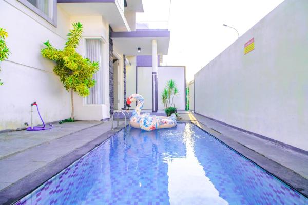 Na zdjęciu widoczny jest obiekt Villa Azzalia Syariah Private Pool and Karaoke położony w mieście Tlekung.