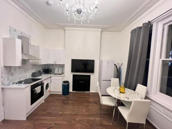 Iconic One Bed Apartment in Chiswick, London