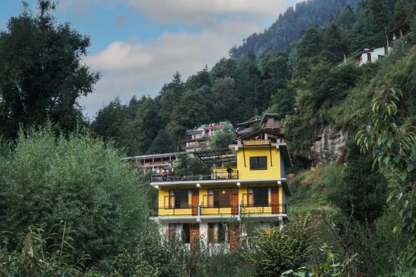 A la foto es mostra l'objecte Firefly Hostel situat a la ciutat de Manāli.