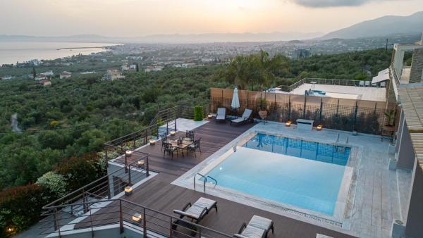 写真にはカラマタ市にあるSenso Panorama Villa and Suiteが写っています。
