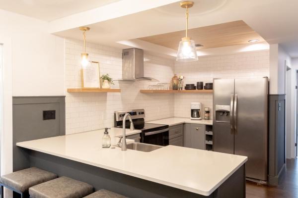 Photo 2 : Styled, cozy residential retreat near town center
