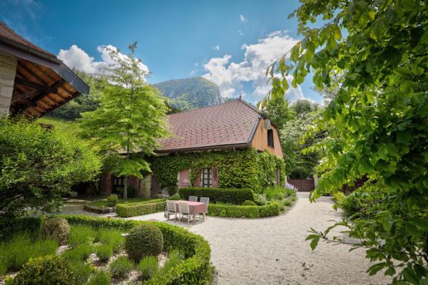 Na zdjęciu widoczny jest obiekt gîte le Magnolia położony w mieście Évires.