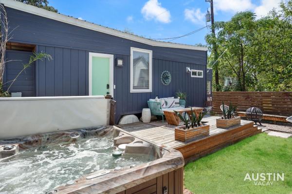A la foto es mostra l'objecte HGTV Featured Tiny Home w Hot Tub Near East 6th St situat a la ciutat de Austin.