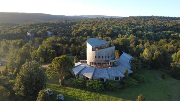 Na fotografii je vidět objekt Lodge Parque Tepuhueico nacházející se ve městě Castro.