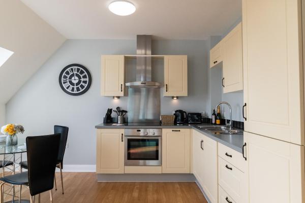 Kuva 1: Cotels The Millhouse Corporate Apartments - PRIVATE APARTMENT BUILDINGS - GATED ENTRANCE - PARKING - WORK DESK