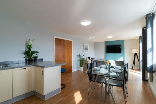 Kuva 4: Cotels The Millhouse Corporate Apartments - PRIVATE APARTMENT BUILDINGS - GATED ENTRANCE - PARKING - WORK DESK